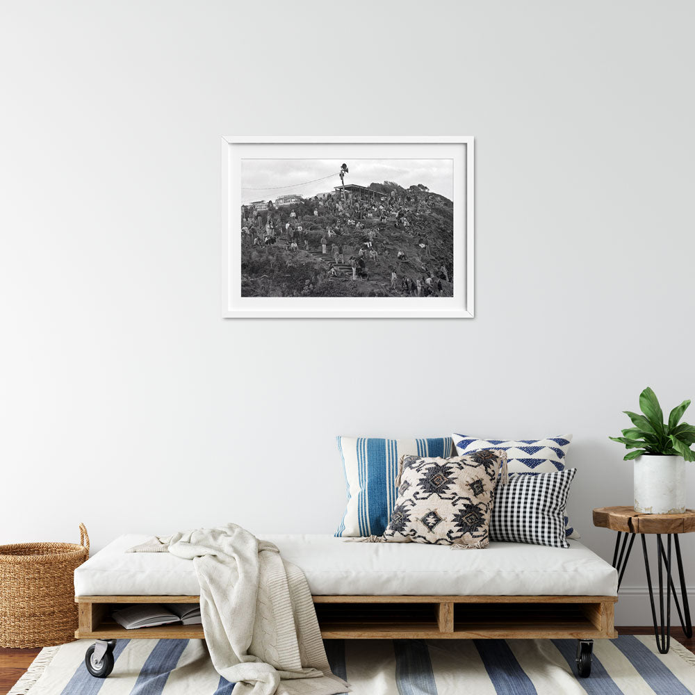 Bells-Beach-Crowd_joli_V10016-interior-white