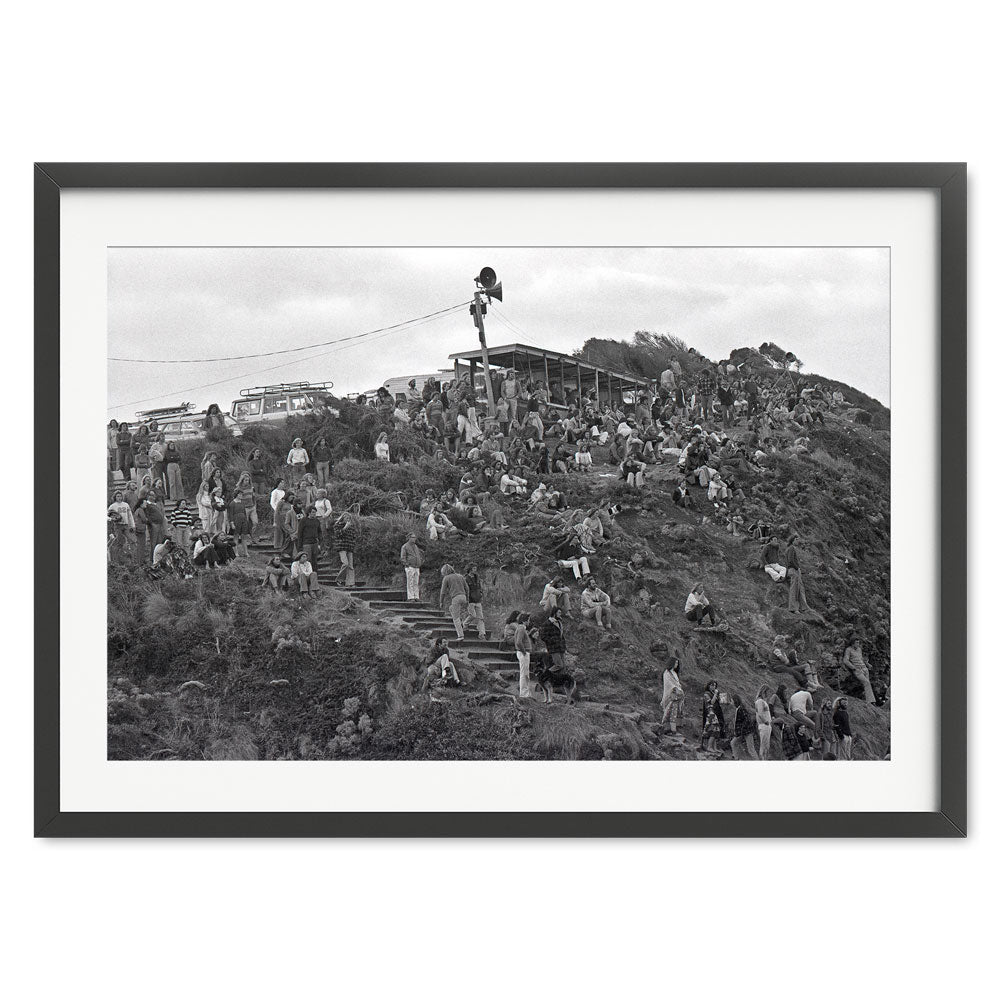 Bells-Beach-Crowd_joli_V10016-black-frame