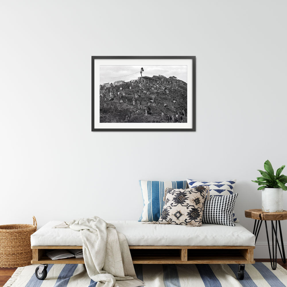 Bells-Beach-Crowd_joli_V10016-interior-black