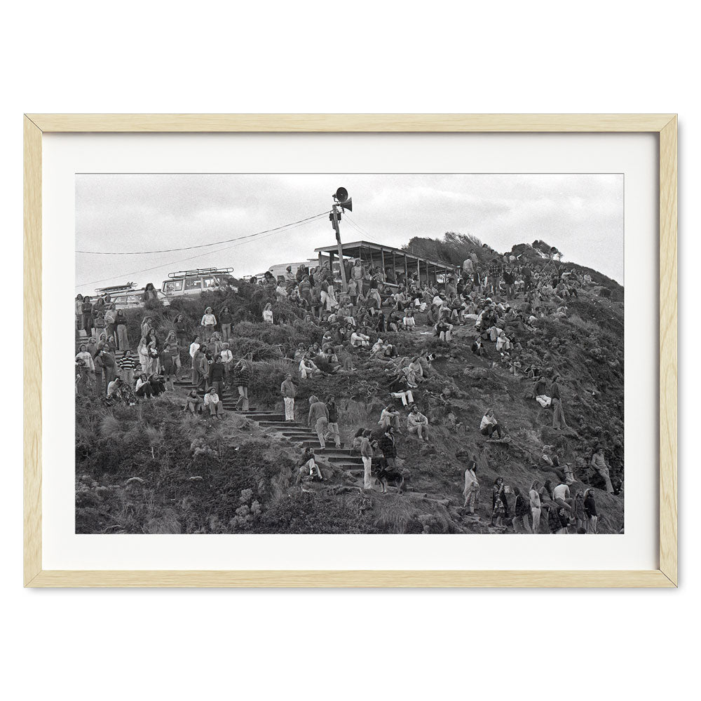 Bells-Beach-Crowd_joli_V10016-natural-frame