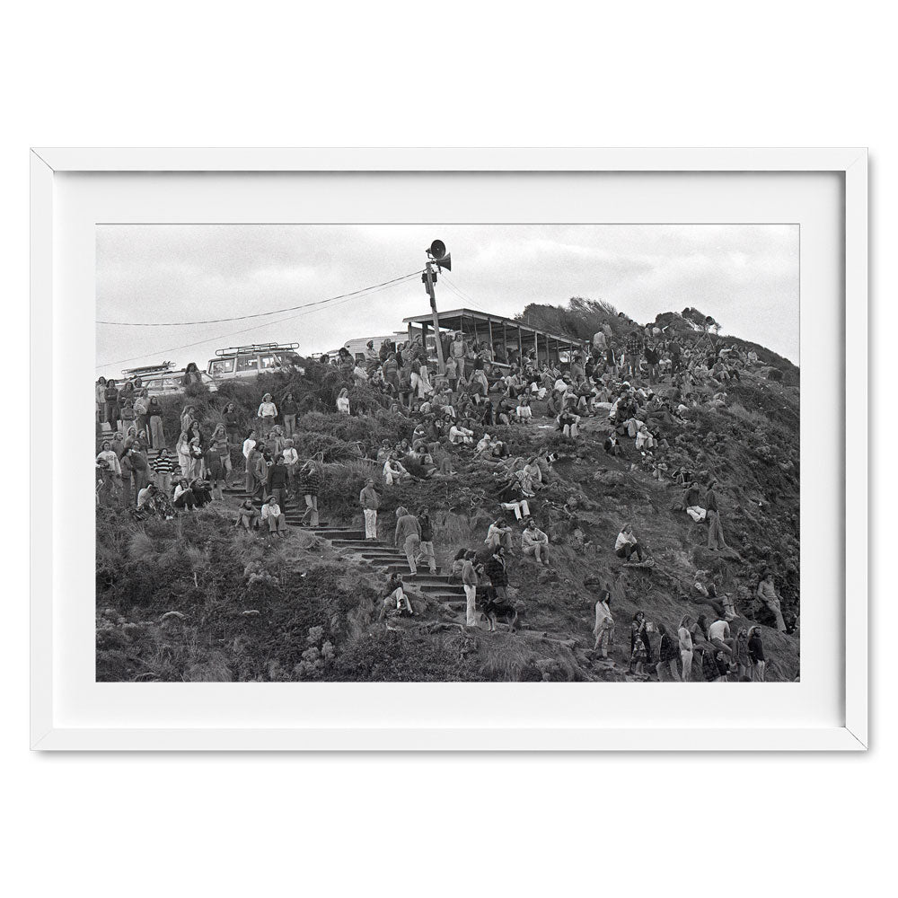 Bells-Beach-Crowd_joli_V10016-white-frame