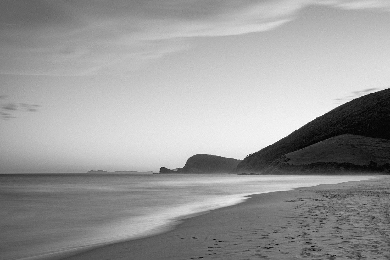 Budgen-Bluey's-Beach,-Dusk