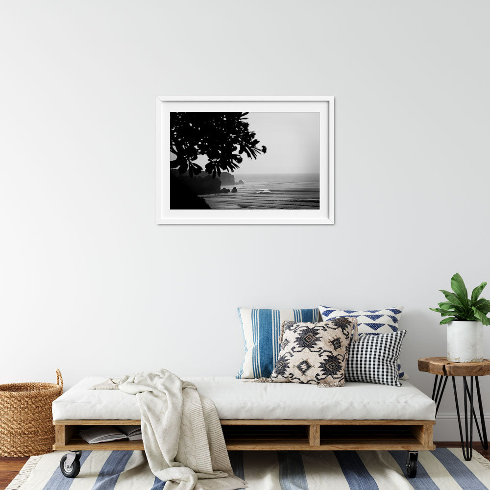 Childs-1309-6001B&W-interior-white-frame